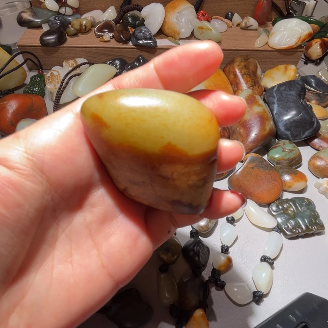 和田玉（糖玉）未镶嵌挂件和田玉106克