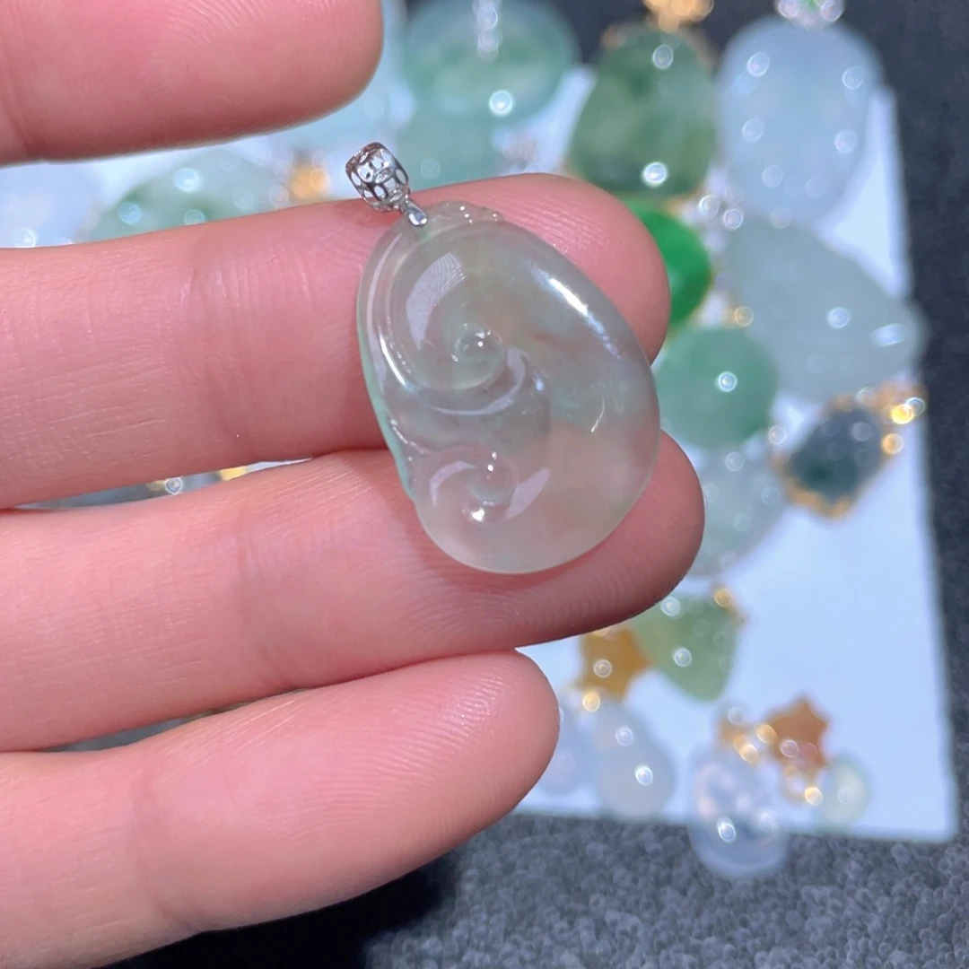 翡翠颈饰18K金镶嵌翡翠