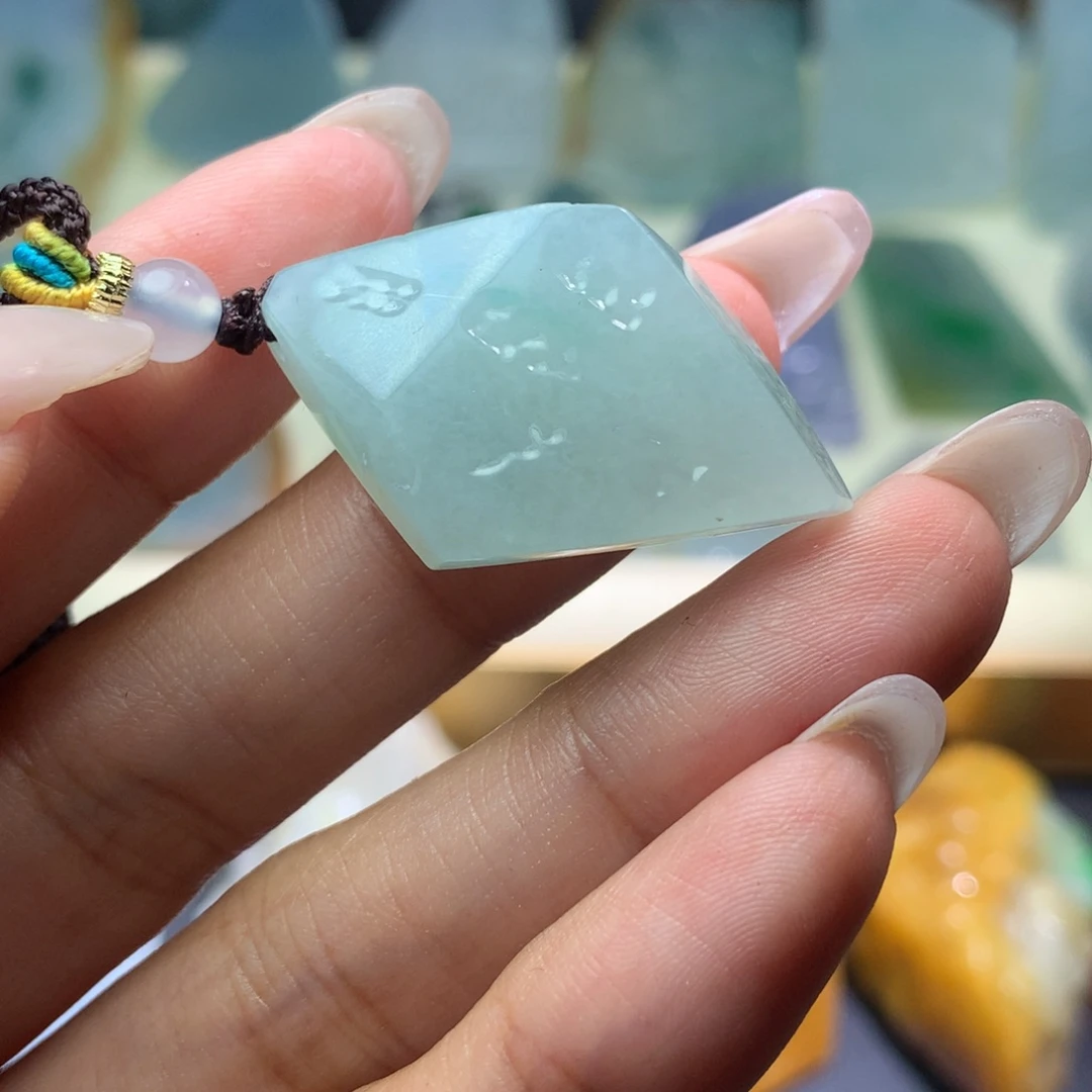 翡翠未镶嵌颈饰吴*翡翠