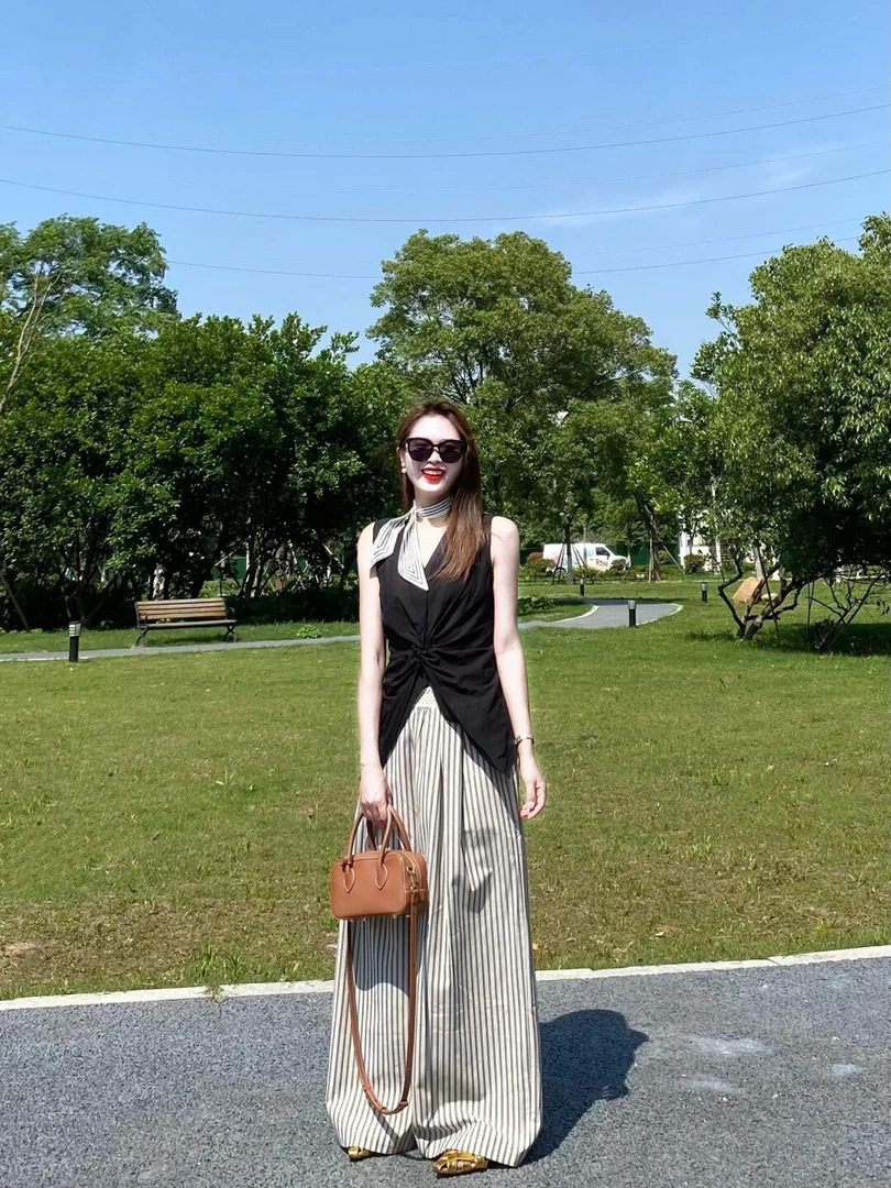 韩系减龄性感扭结V领无袖背心上衣夏季新款高级感条纹阔腿裤套装