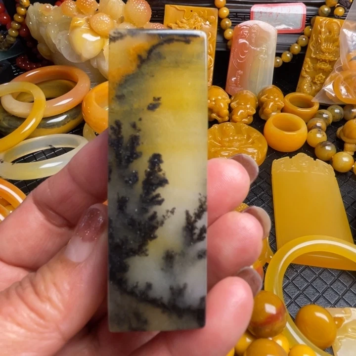 未镶嵌石英质玉（黄龙玉）颈饰