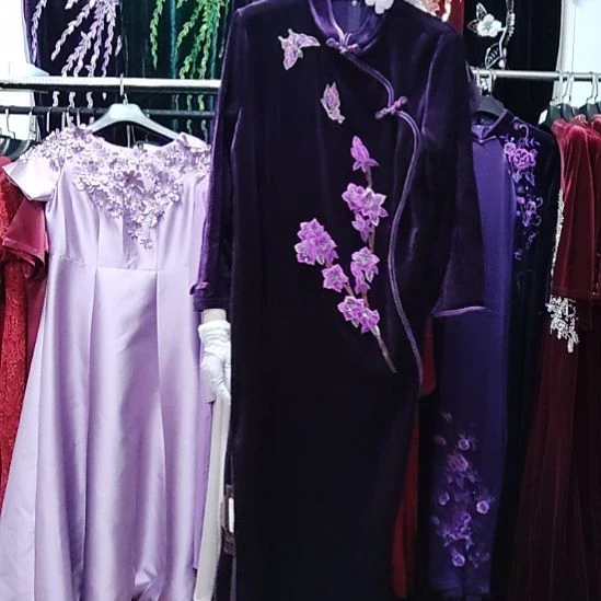 紫色金丝绒贴花长款旗袍4xl140斤左右