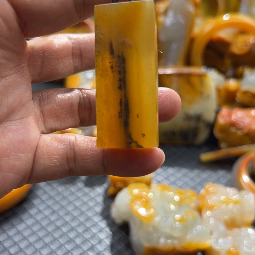 石英质玉未镶嵌颈饰