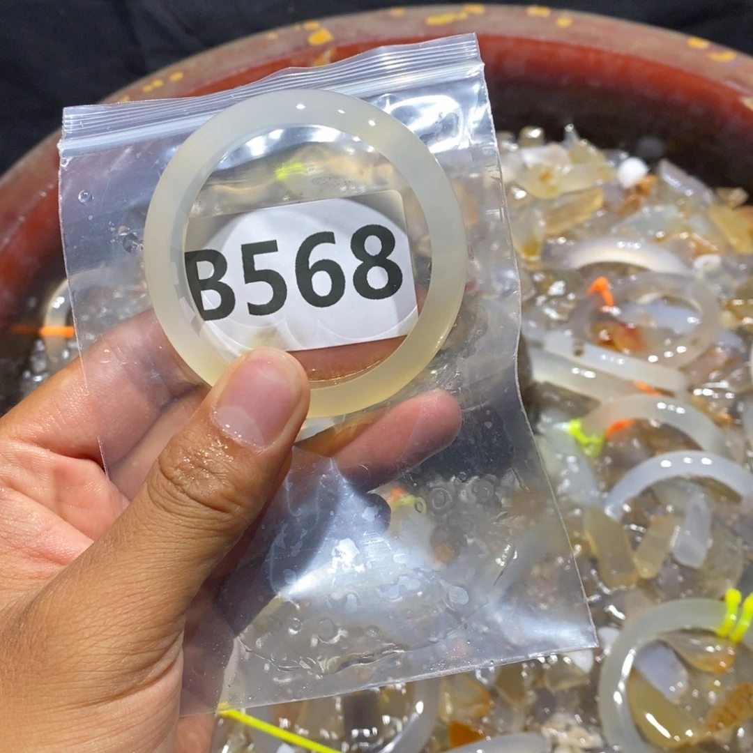 爱****玛瑙/玉髓未镶嵌手镯