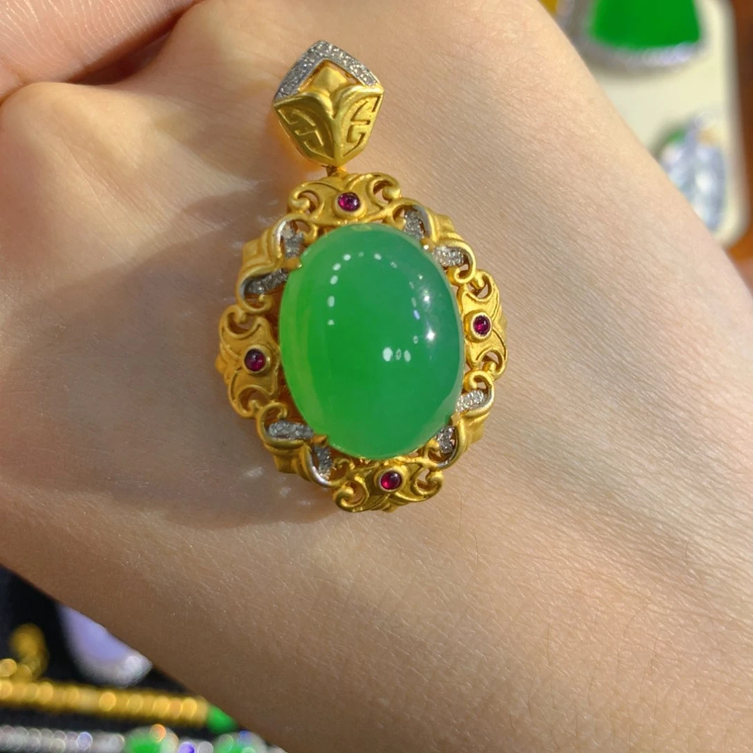 颈饰18K金镶嵌翡翠