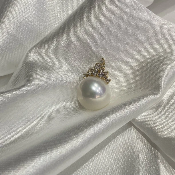 18k黄金极光炫彩大点位镜面光珍珠吊坠13mm