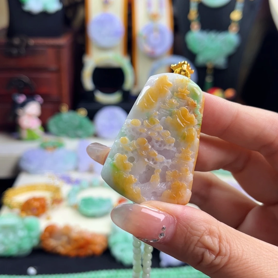 吴****翡翠未镶嵌颈饰冰