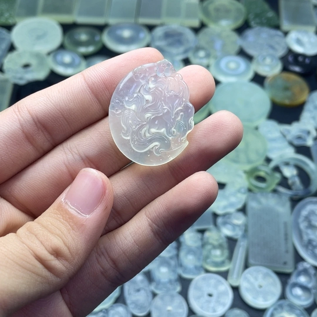 岫玉未镶嵌颈饰九尾狐