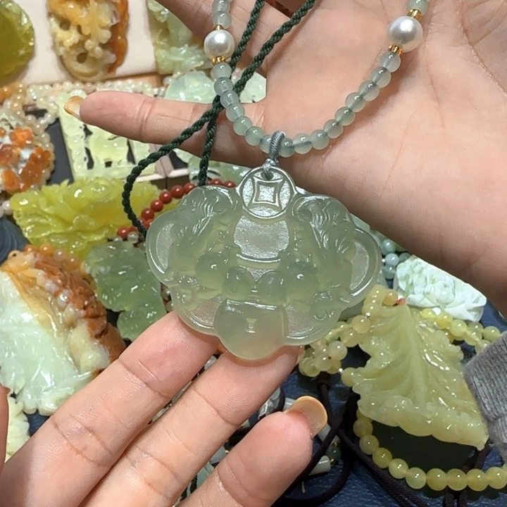 未镶嵌蛇纹石玉吊坠