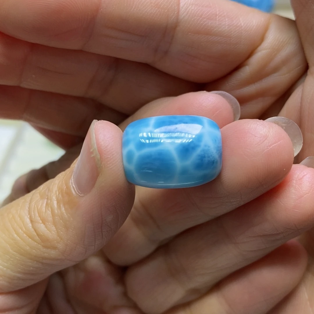 果***汁针钠钙石（海纹石）未镶嵌颈饰
