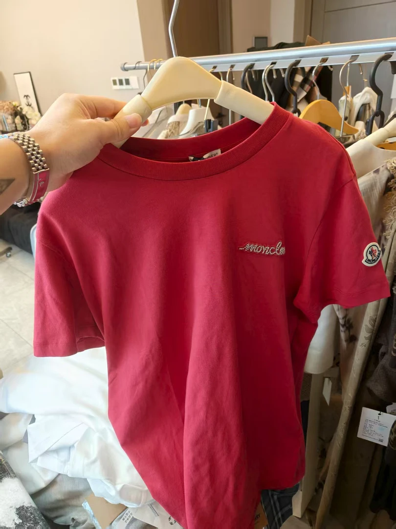 未使用 MONCLER 【国现】25年早春红色钉珠字母短袖
