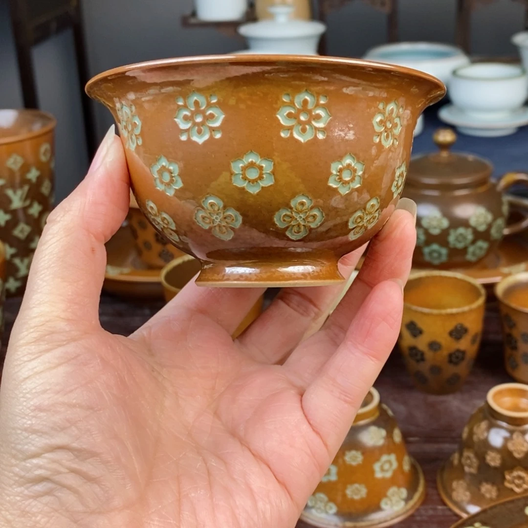 朱砂胎草木灰宝相花纹 压手杯 