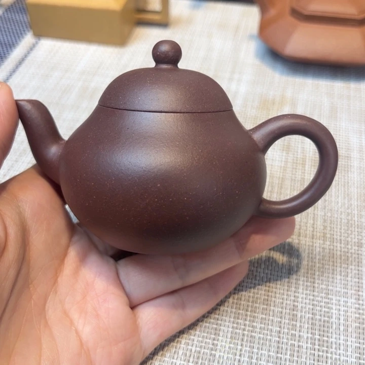 茶壶紫砂梨型，容量125毫升，紫泥