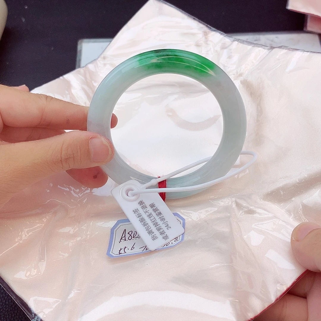翡翠手镯未镶嵌翡翠