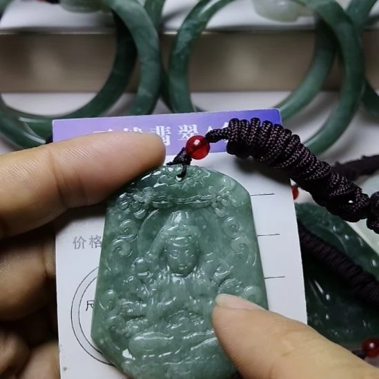 翡翠未镶嵌颈饰挂件