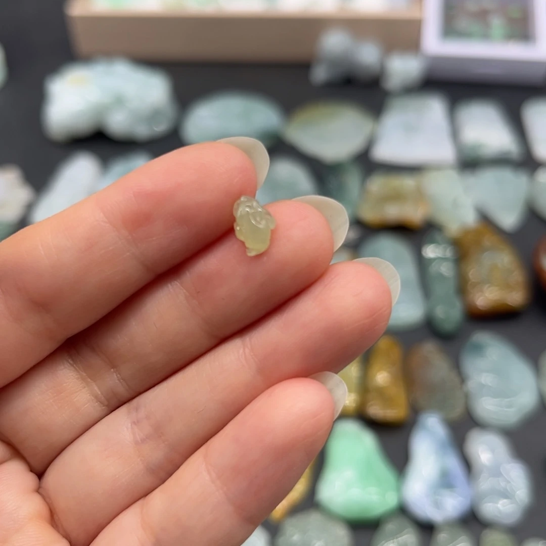 翡翠未镶嵌颈饰金蟾