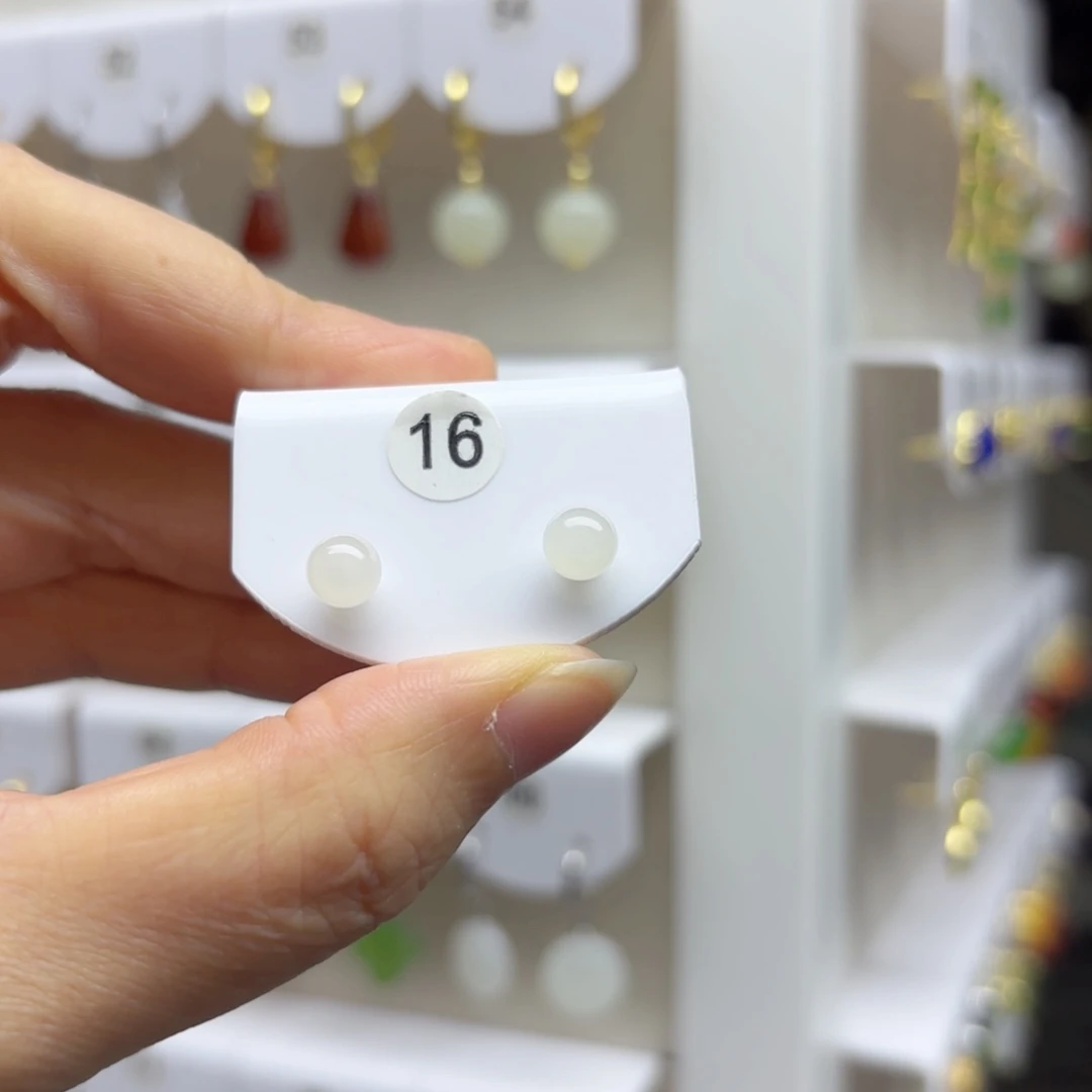 18K金镶嵌和田玉耳饰6m m