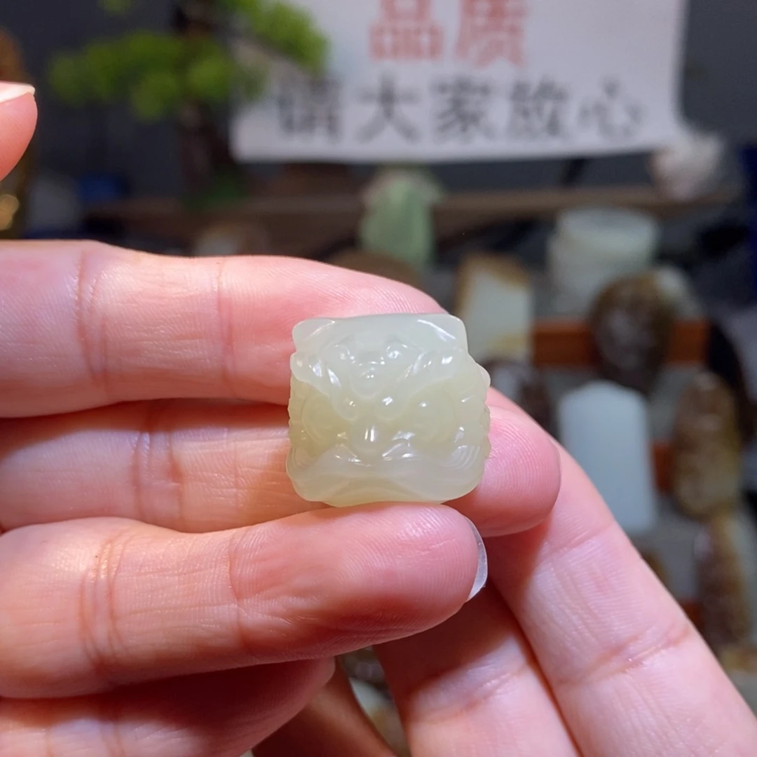 颈饰未镶嵌和田玉（黄玉）醒狮