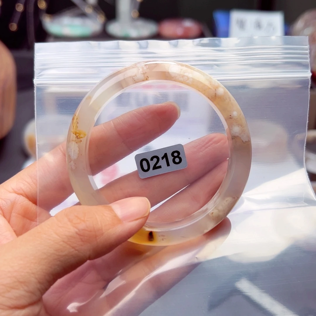 玛瑙/玉髓手镯未镶嵌小**?