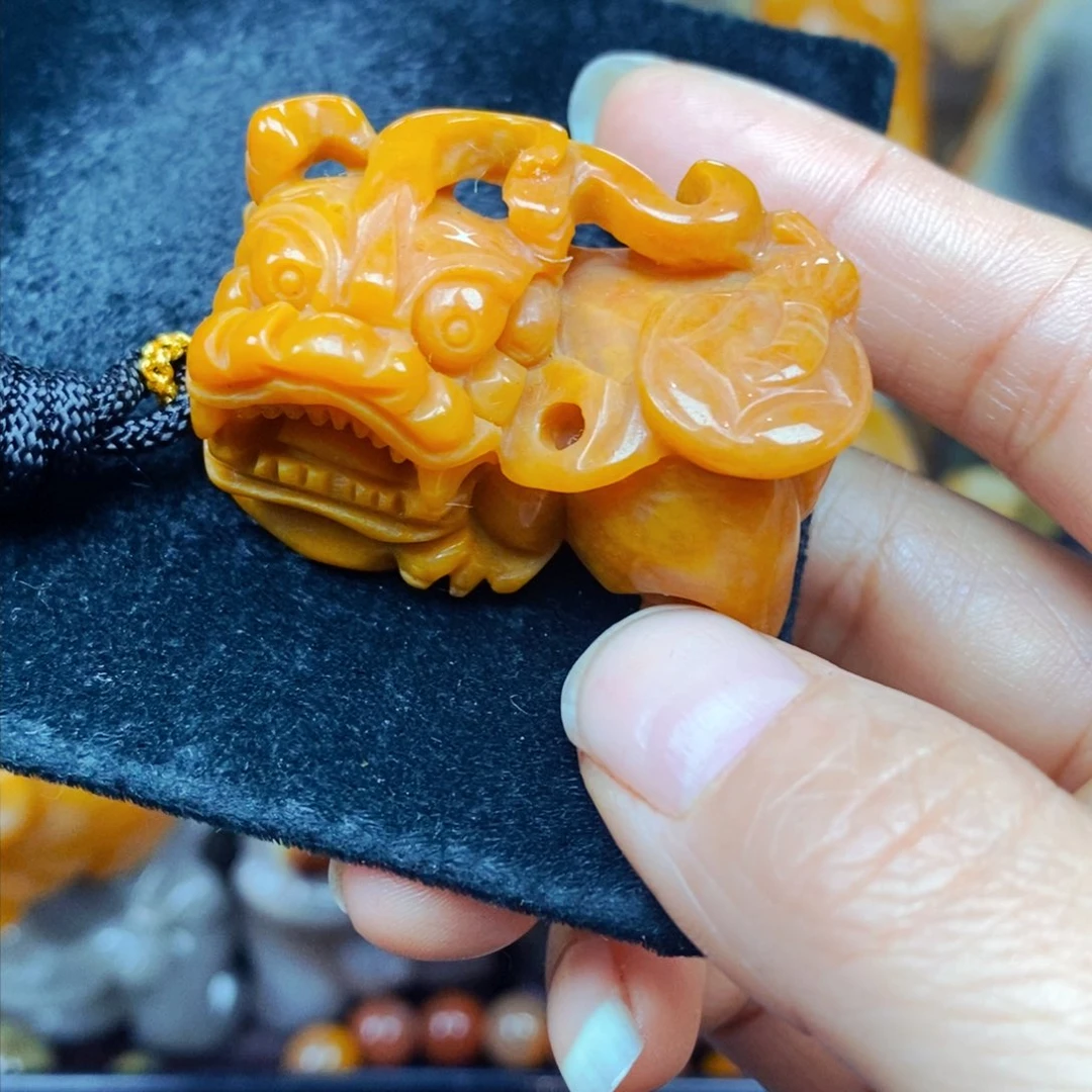 未镶嵌石英质玉（黄龙玉）颈饰