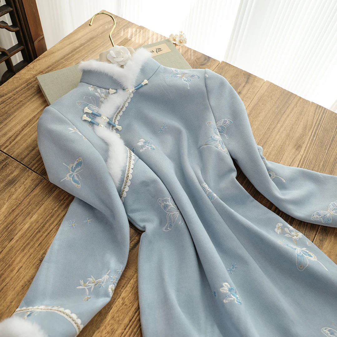 俏娘鱼蓝色绣花新中式旗袍女2025冬新款保暖毛绒领日常可穿年轻款