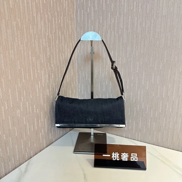95新 FENDI/芬迪 一桃/芬迪 丹宁翻盖单肩包