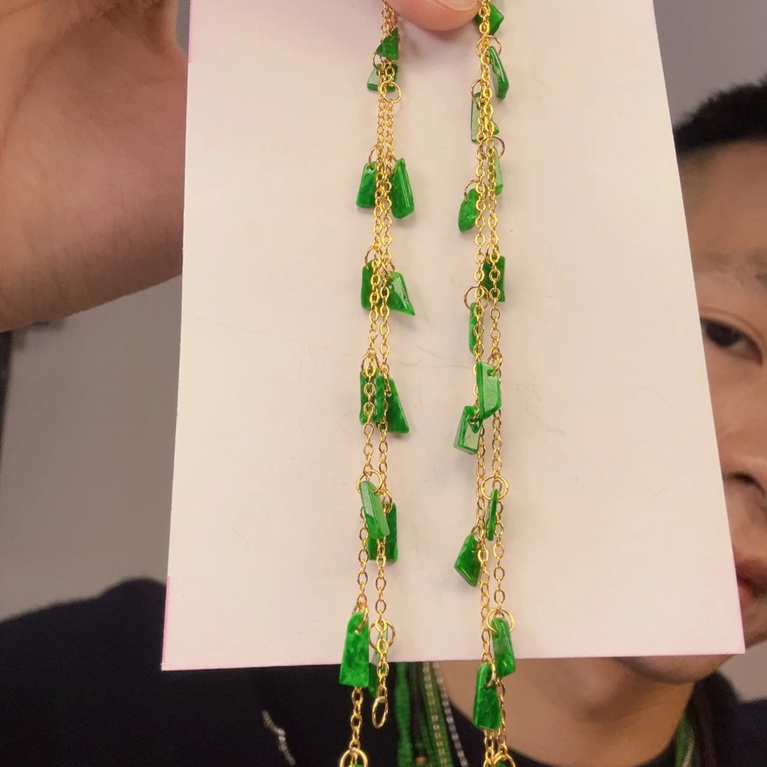 翡翠未镶嵌颈饰一件