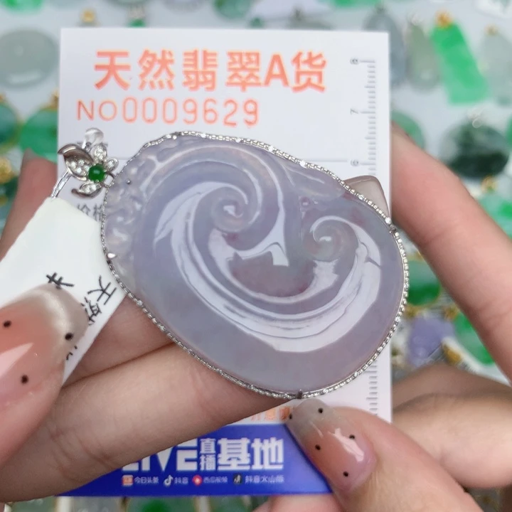 翡翠18K金镶嵌颈饰如意