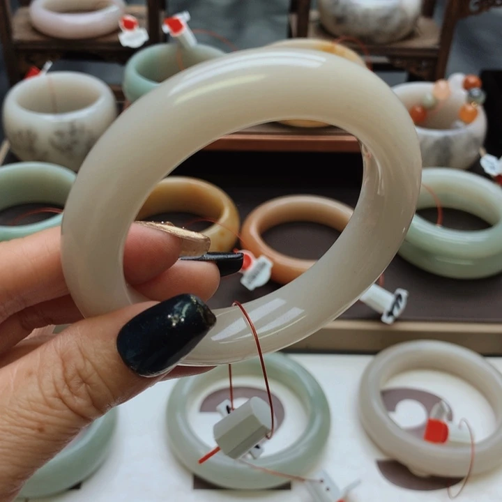 未镶嵌手镯石英质玉