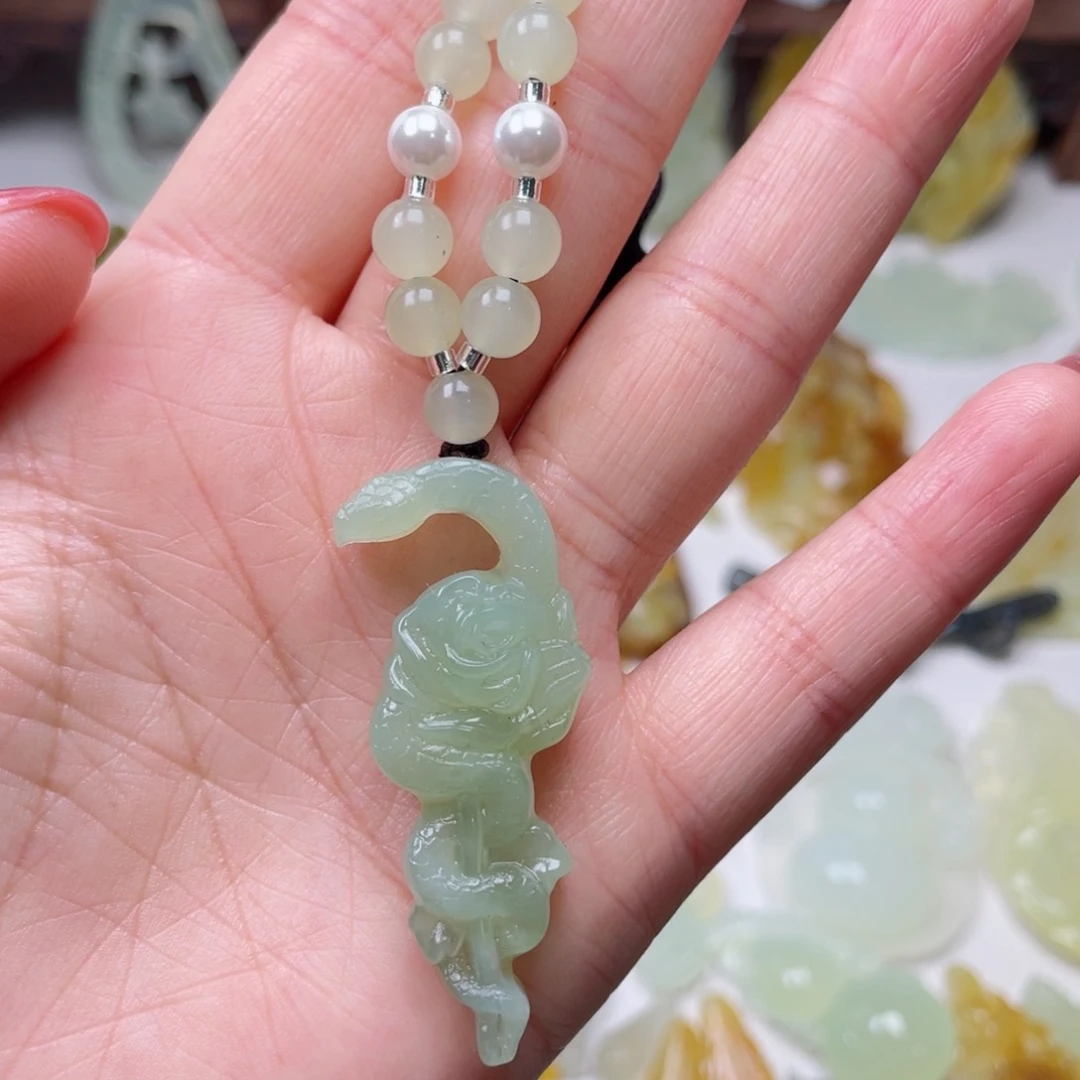 蛇纹石玉颈饰未镶嵌