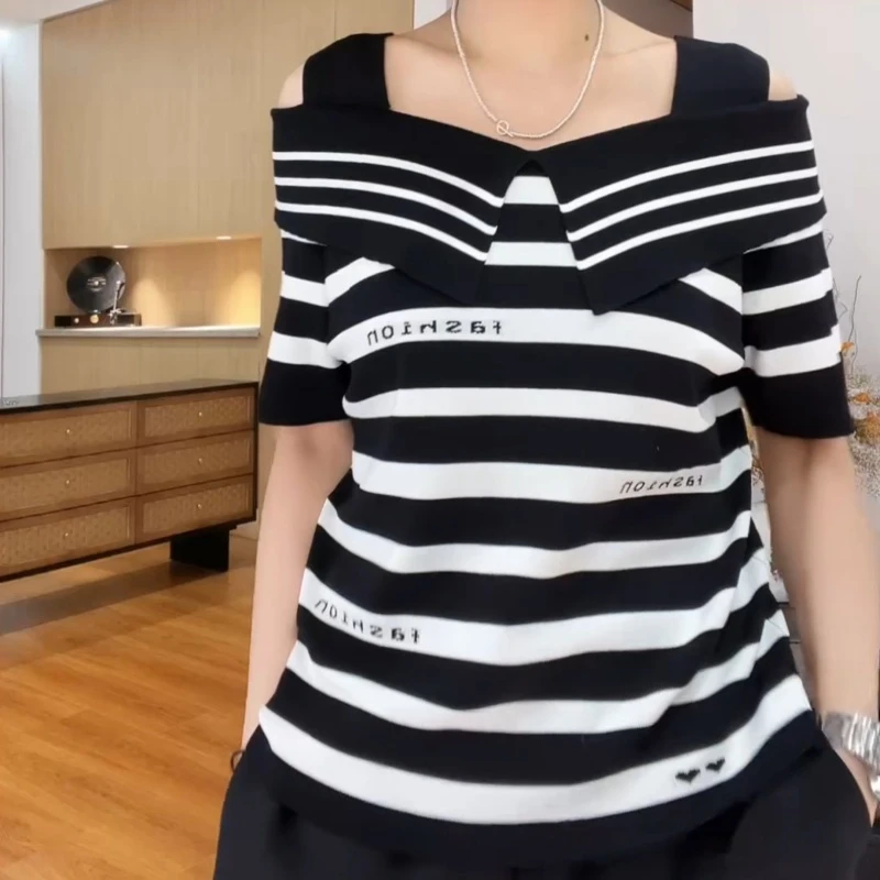 新款【黑白余地】黑白条纹一字领针织上衣LK2504893