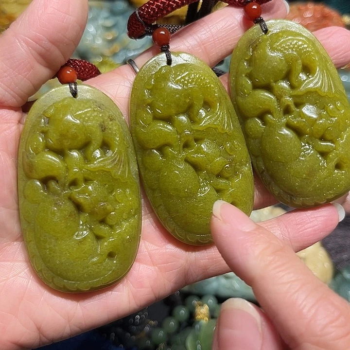 未镶嵌岫玉吊坠(赠链)