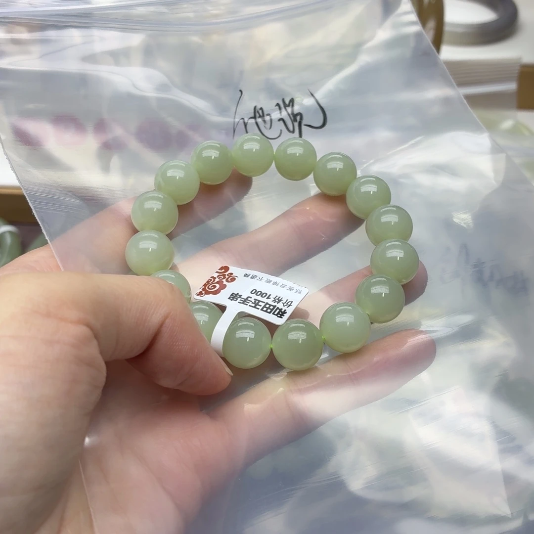 他***说和田玉未镶嵌手镯