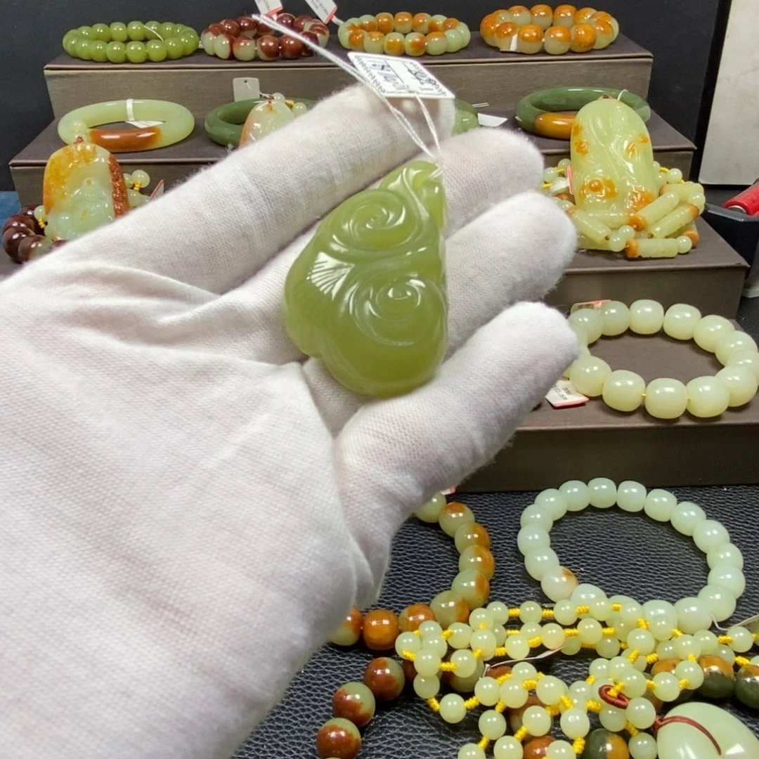 小***玉透闪石质玉未镶嵌颈饰