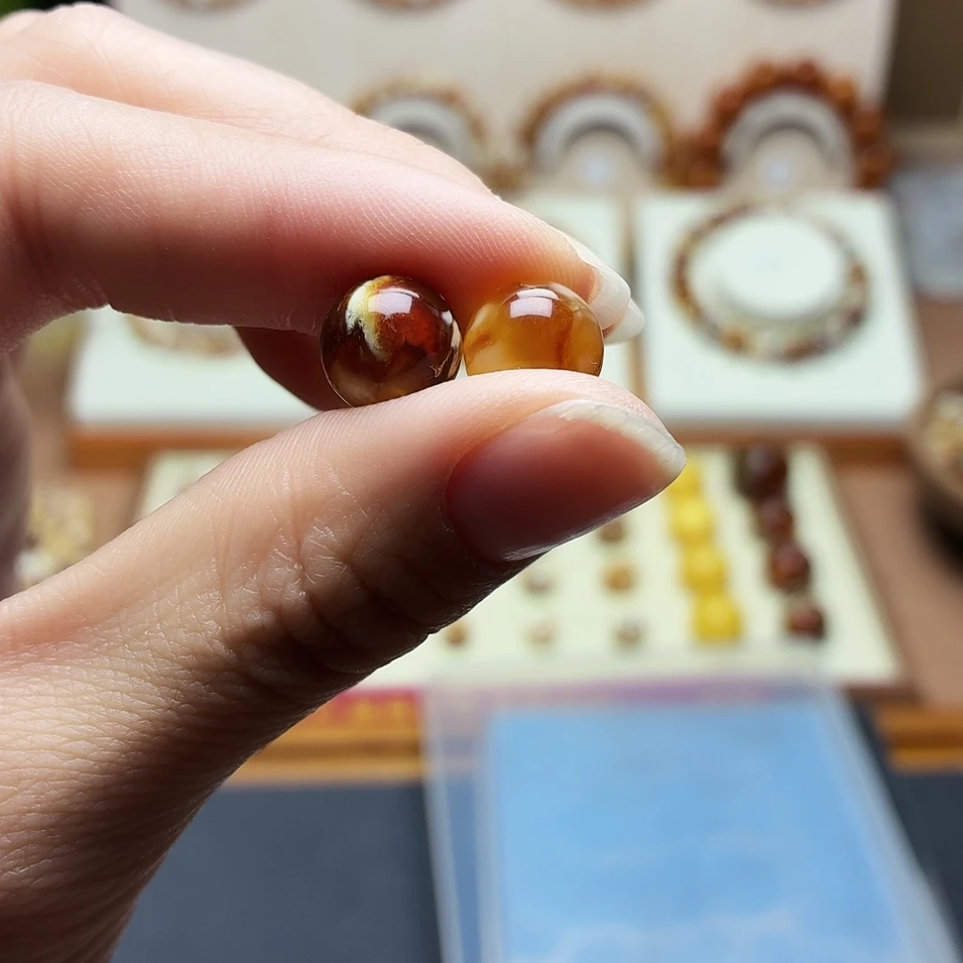 欢***宋沁色圆珠两颗10.3