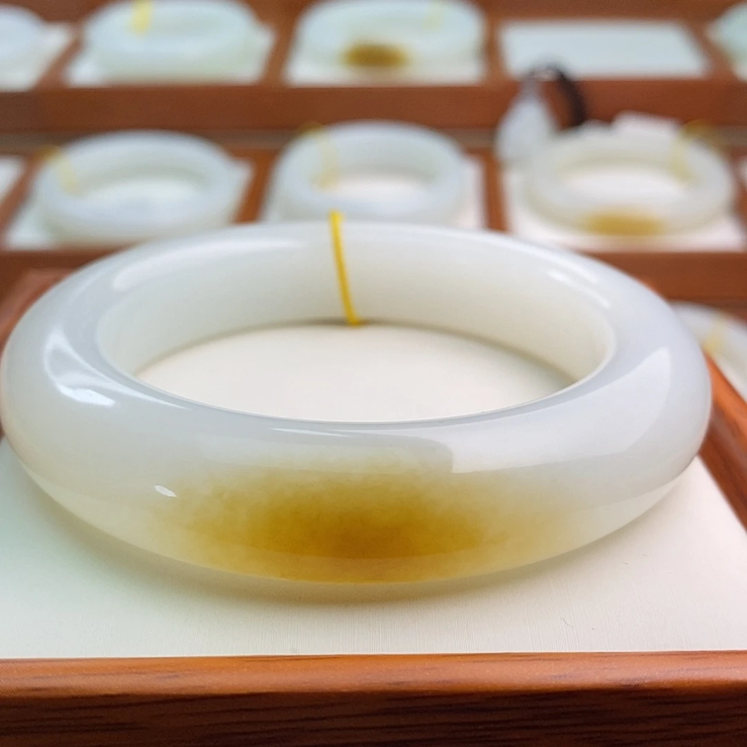 庆***花和田玉（糖玉）未镶嵌手镯