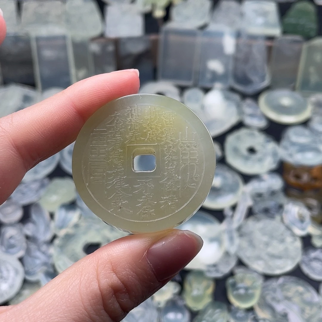 岫玉未镶嵌颈饰山鬼