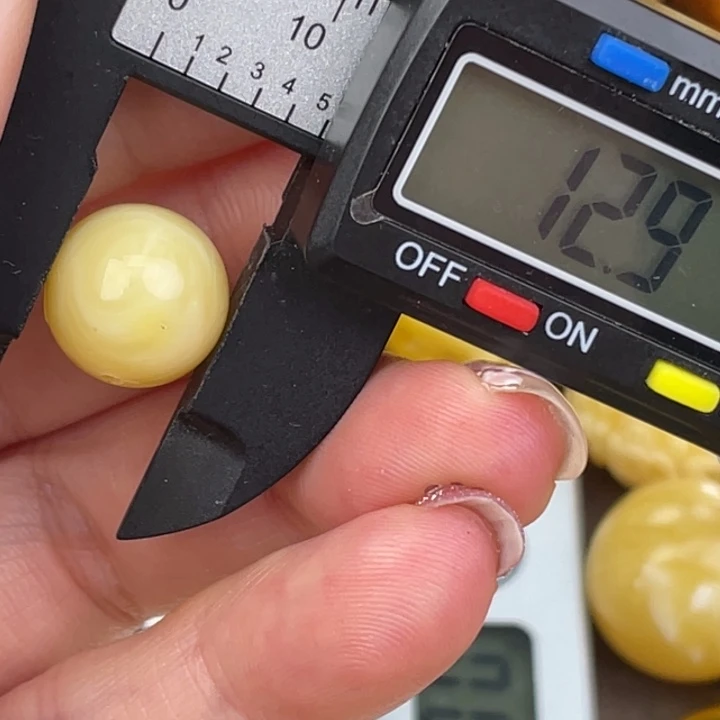 蜜蜡未镶嵌裸石微瑕626