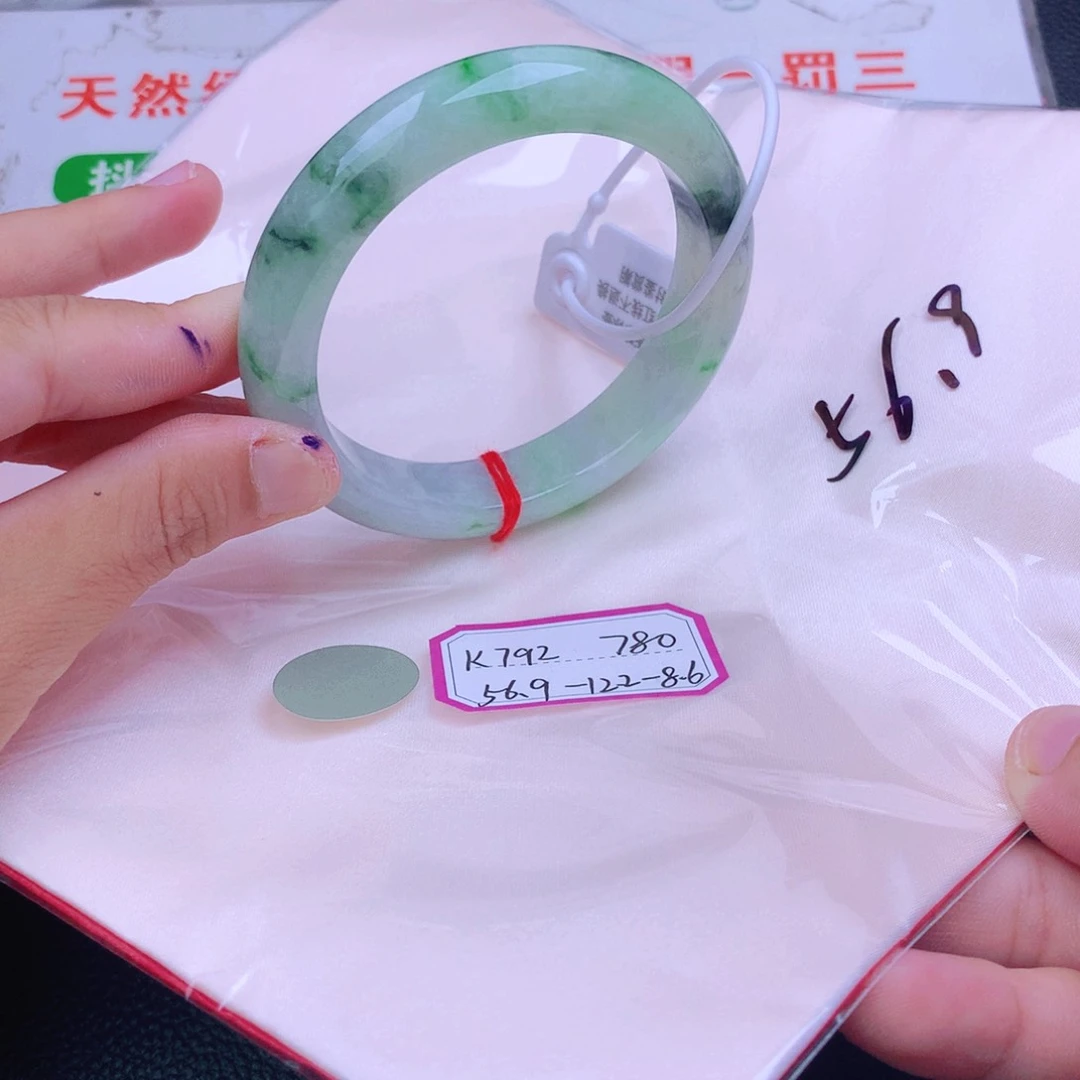 翡翠手镯未镶嵌翡翠