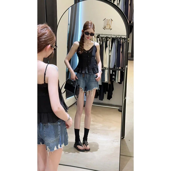 韩版夏季辣妹纯欲白色蕾丝拼接设计感吊带背心上衣女牛仔短裤套装