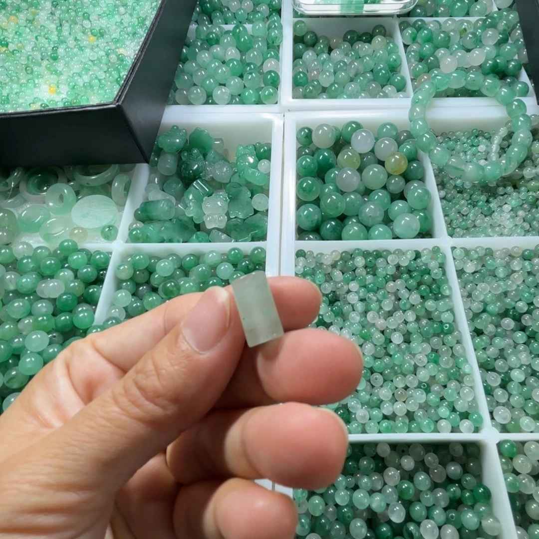 石英质玉（非洲翠）未镶嵌8×14桶珠