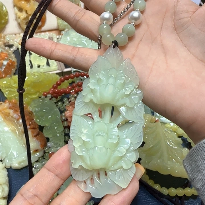 未镶嵌蛇纹石玉吊坠