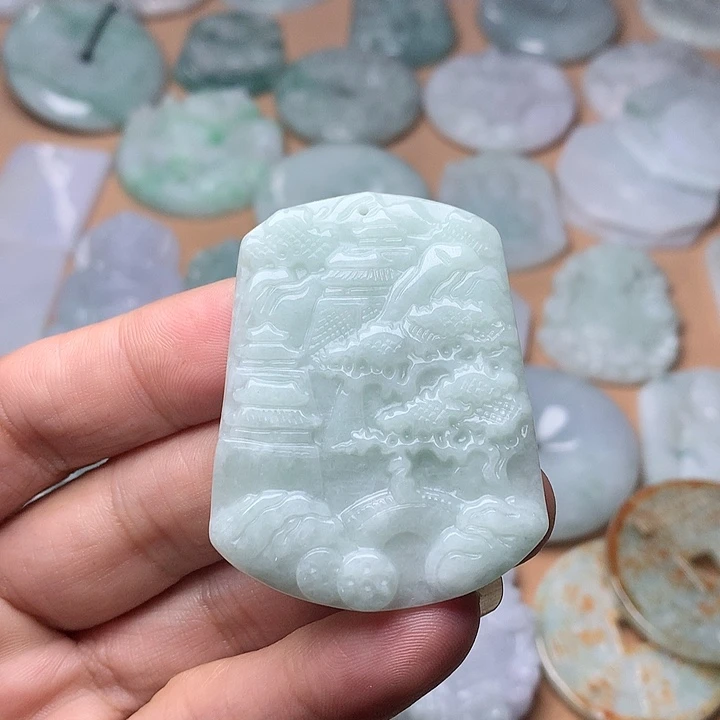 翡翠未镶嵌颈饰山水