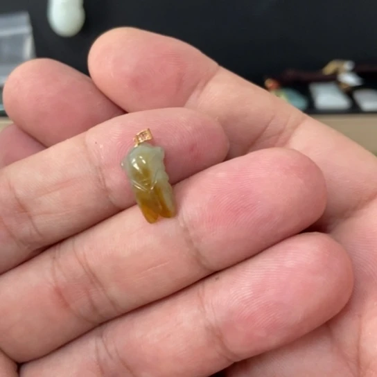 翡翠18K金镶嵌颈饰一鸣惊人