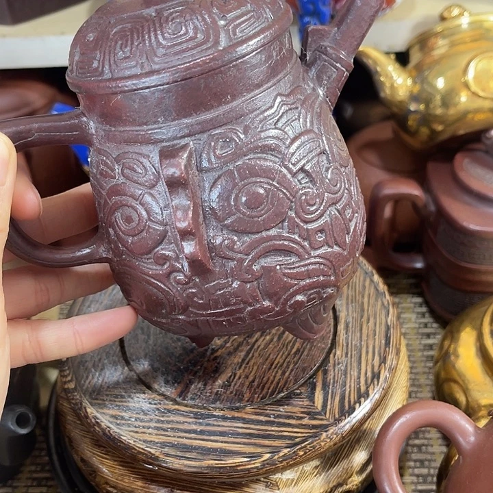 茶壶紫砂原矿泥料手工制作的一把紫砂壶。