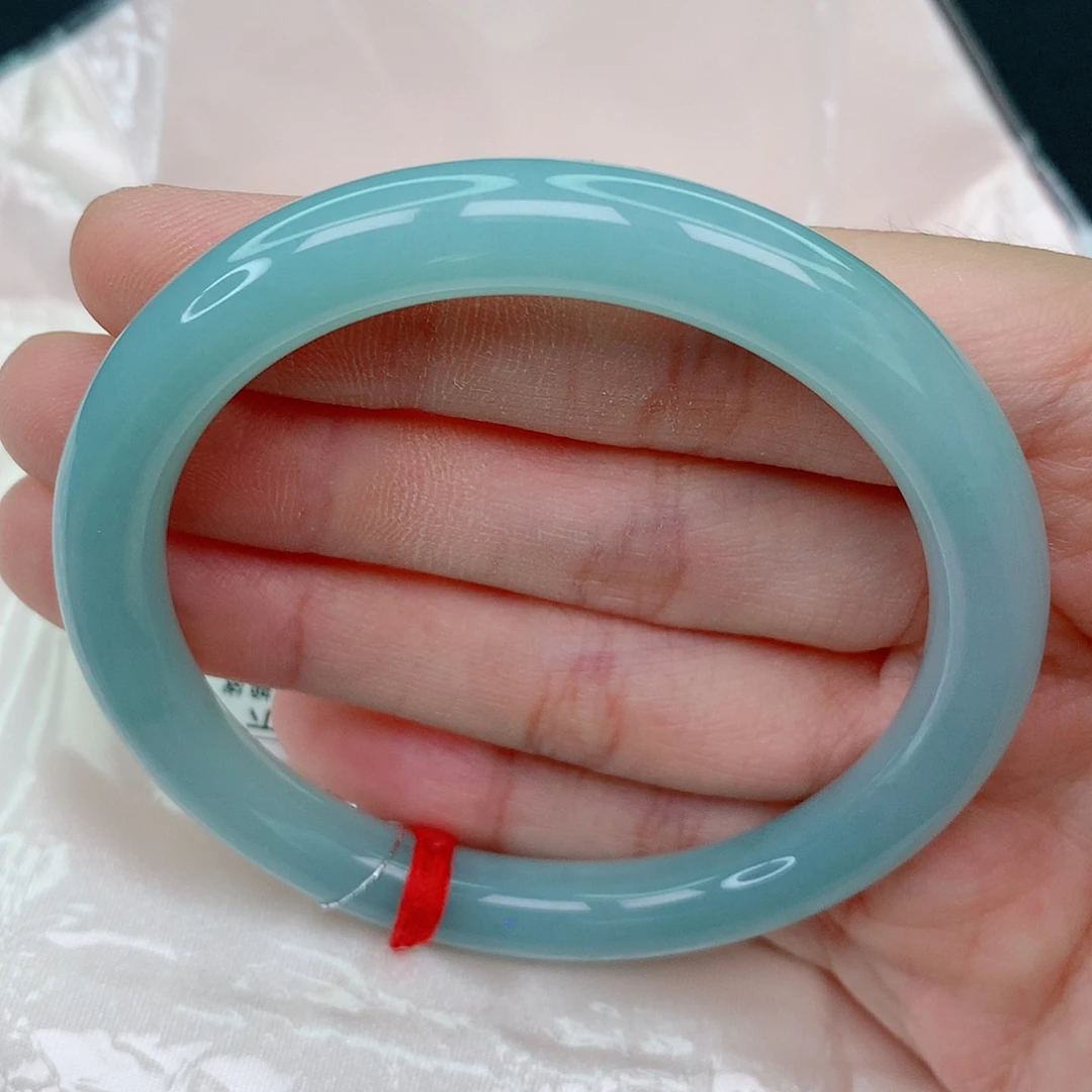 未镶嵌手镯翡翠55.5小圆条，蓝底细腻，完整