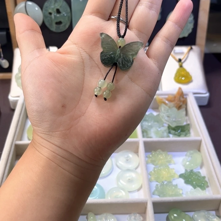 未镶嵌蛇纹石玉吊坠(赠链)蝴蝶默认微瑕不退不换送绳