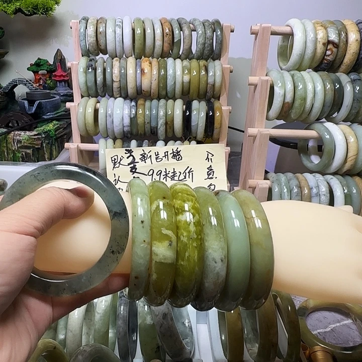 透闪石-蛇纹石玉未镶嵌手镯