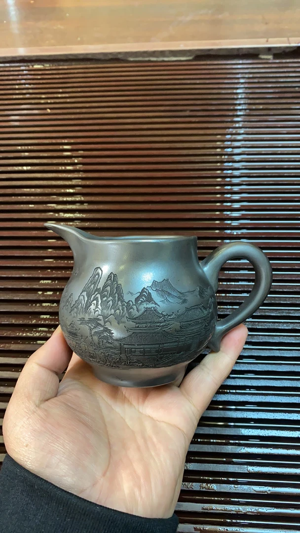 当代 宜兴紫砂原矿石黄大肚公道杯分茶器蓬莱仙山刻绘容量350c