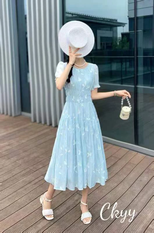 2585夏季新款温柔甜美刺绣泡泡袖圆领收腰气质显瘦连衣裙度假风